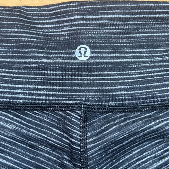 Lululemon women’s leggings size 2 - Picture 2 of 3